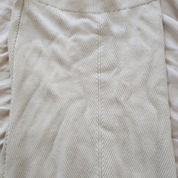Abercrombie and Fitch Sweater Knit Mini Skirt XXS - Picture 2 of 3